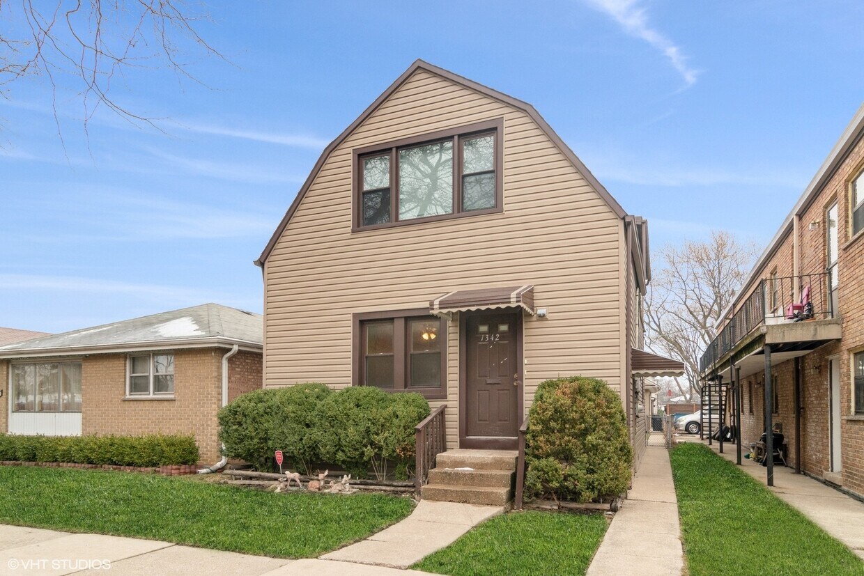 Primary Photo - 1342 Circle Ave
