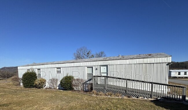 Building Photo - 318 Friendly Cir