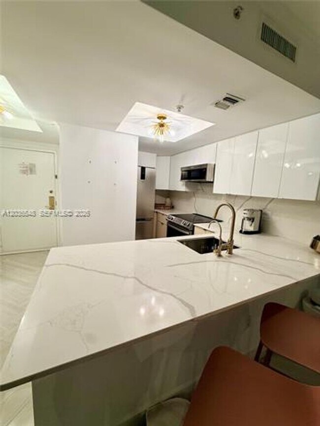 Foto del edificio - 2951 S Bayshore Dr