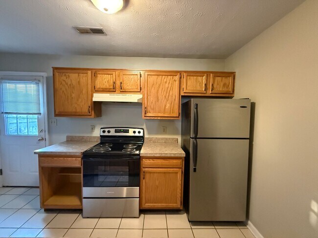 Building Photo - 2 Bedroom pay ONLY Electric!
