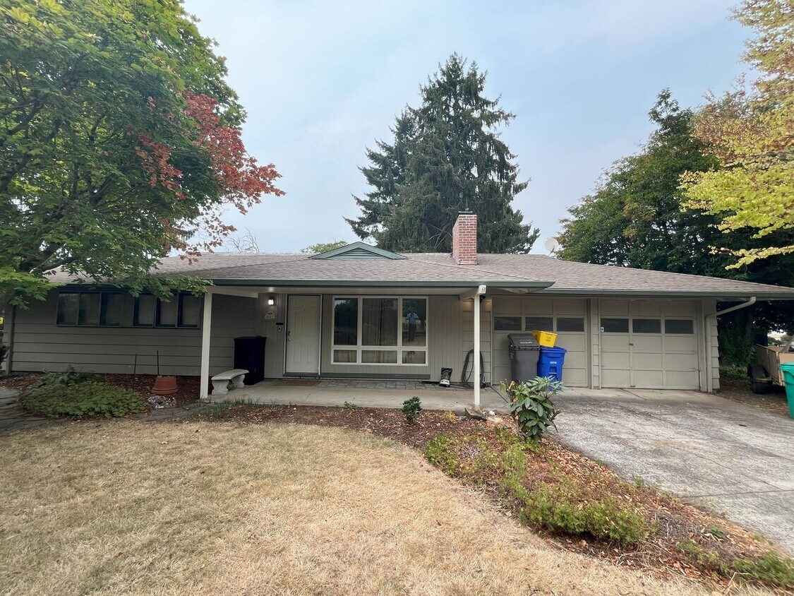 Foto principal - Classic Comfort: 3-Bed, 1.5-Bath Home with...
