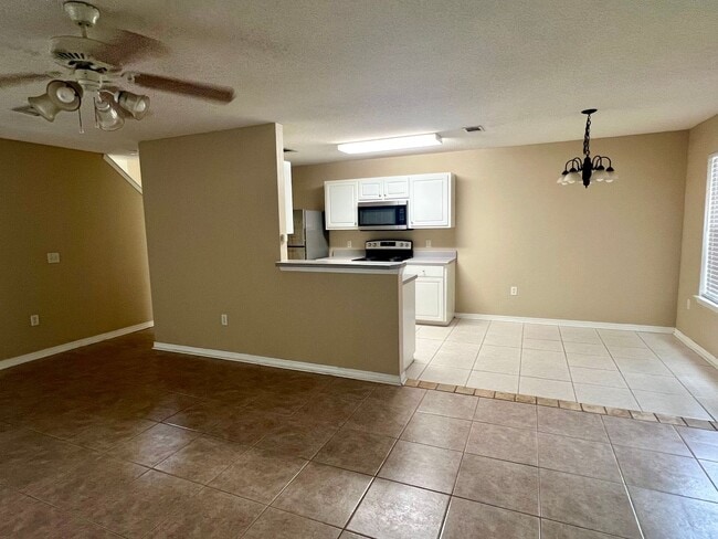 Building Photo - NICE 3BR/2.5BA TOWNHOUSE IN COTTAGE WOODS ...