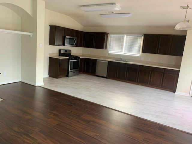 Foto del edificio - 5230 Meadow Canyon Dr