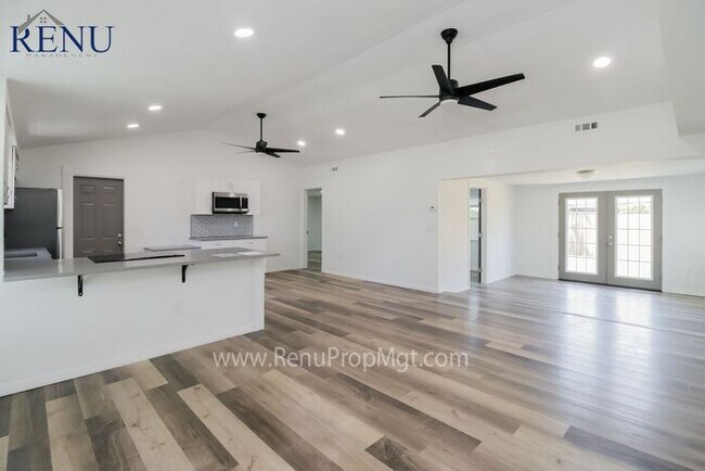 Foto del edificio - Available Now!