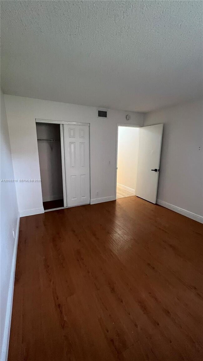 Foto del edificio - 8851 Wiles Rd