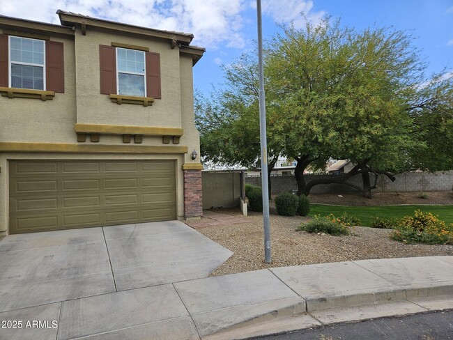 Building Photo - 3425 E Wayland Dr