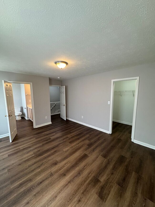 Foto del edificio - 3240 Crestwell Dr