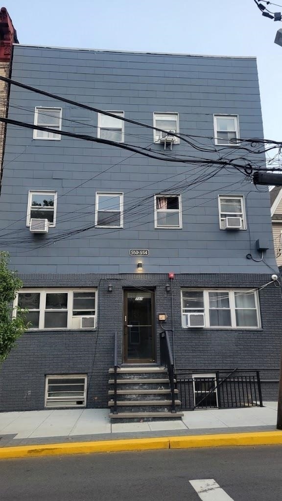 Building Photo - 552 38th St