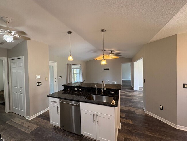 Building Photo - 500.00 off your first month's rent!