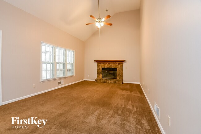 Building Photo - 140 Glen Holly Dr