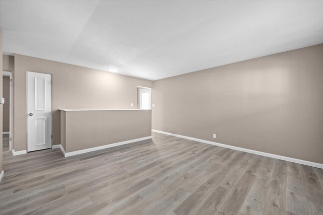 Building Photo - 6 Manor Dr