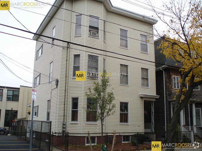 Building Photo - 230 Brookline St