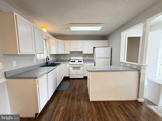 Building Photo - 301 Sutton Ct