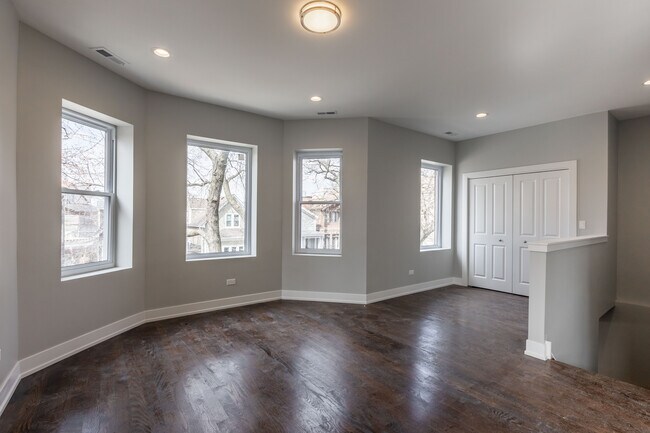 Building Photo - 3136 N Oakley Ave