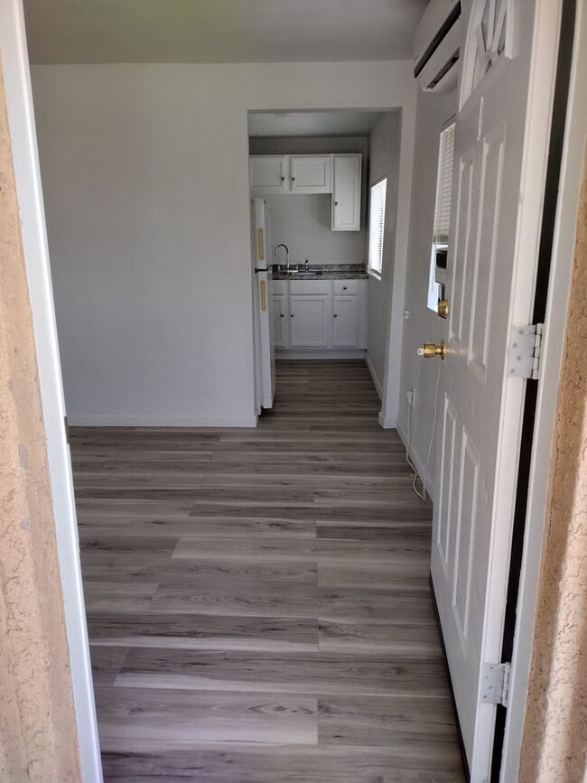 Foto del edificio - ONE MONTH FREE MOVE IN SPECIAL!!! Cute 1 Bed 1 Bath with water & electric included