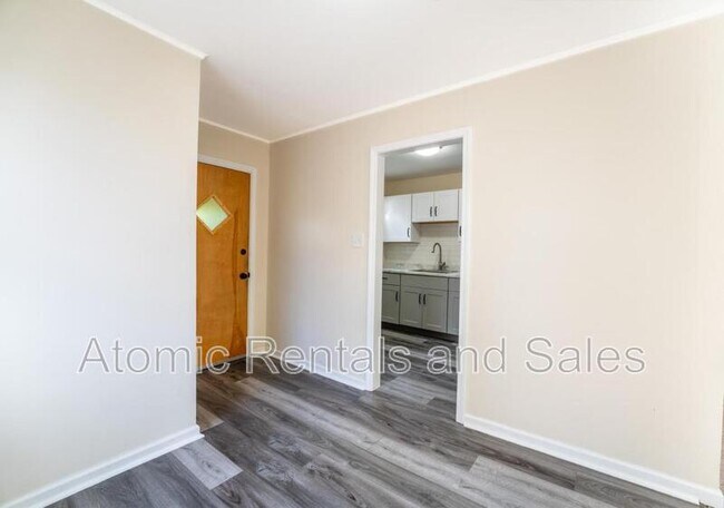 Building Photo - 3258 Sutherland Ave