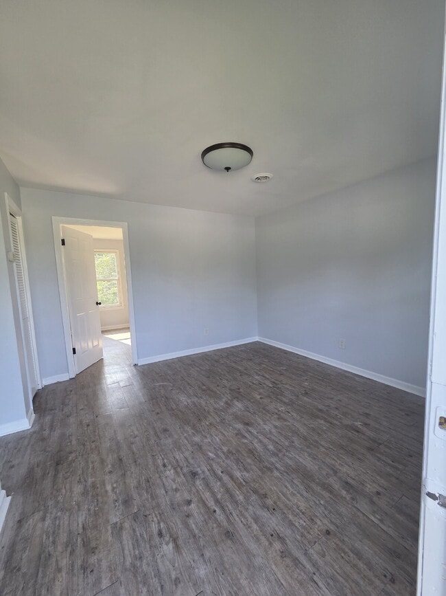 Building Photo - Cozy 1 Bedroom Retreat with Stylish LVP Flooring