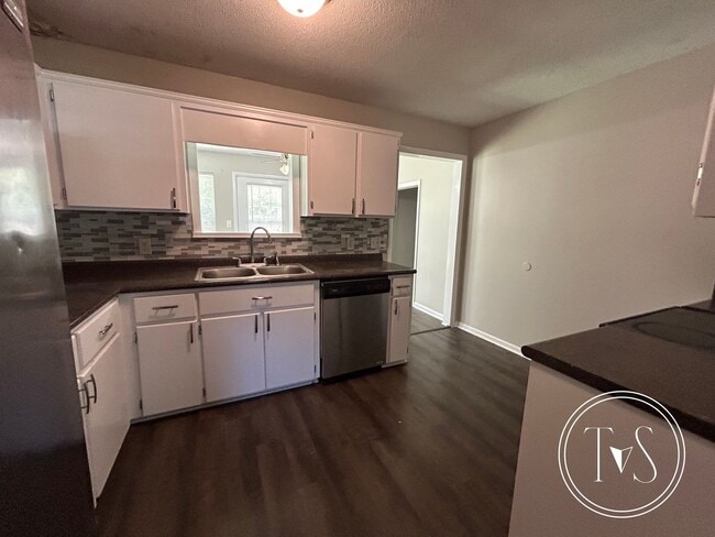 Building Photo - 528 Ashmore Rd