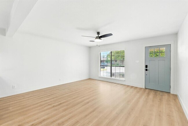 Foto del edificio - 6906 Twin Crest Dr
