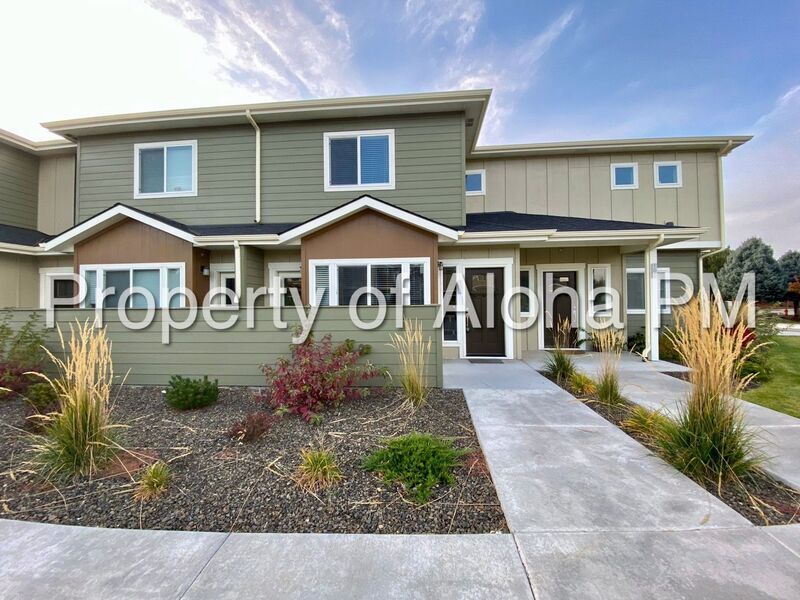 Primary Photo - 3594 E Grand Forest Dr