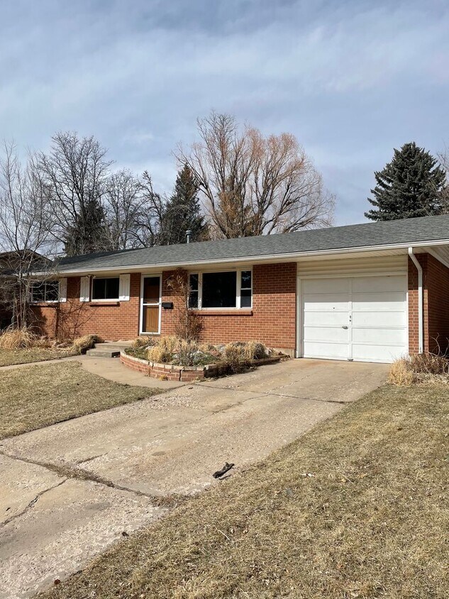 Primary Photo - STUDENTS WELCOME! Spacious Ranch Home w/ F...