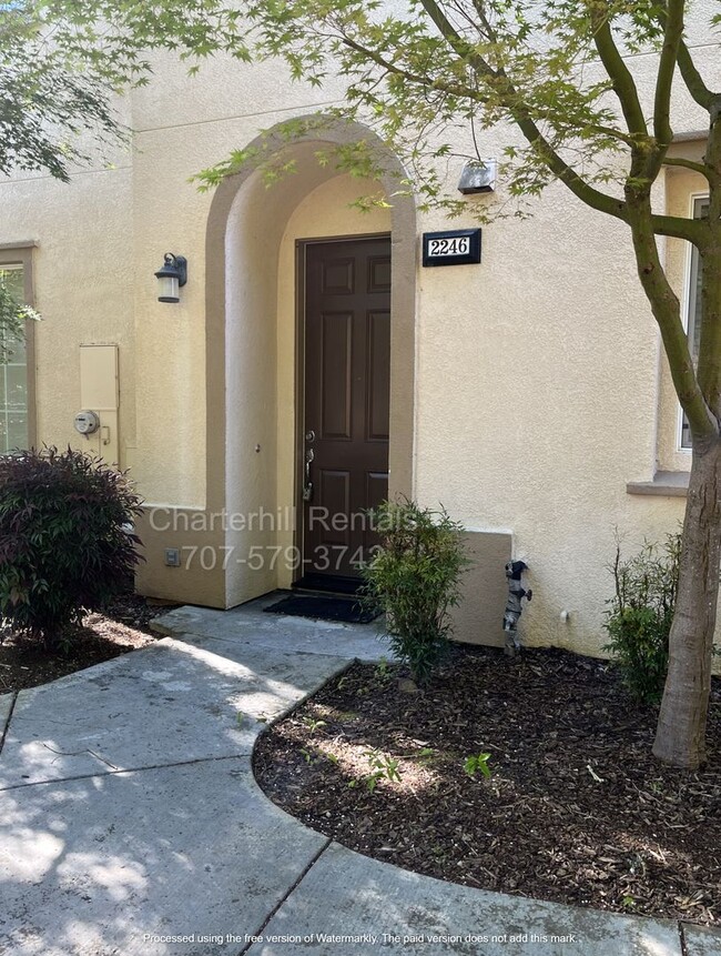 Building Photo - Gorgeous, light and bright, townhome in SE...