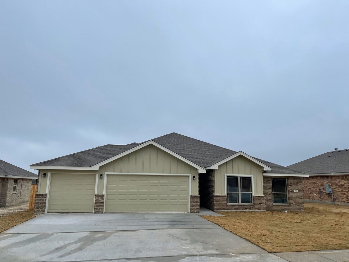 Foto principal - Beautiful 4 Bedroom 2 Bath Home