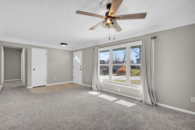 Sala de estar en la planta principal - 135 Elm St