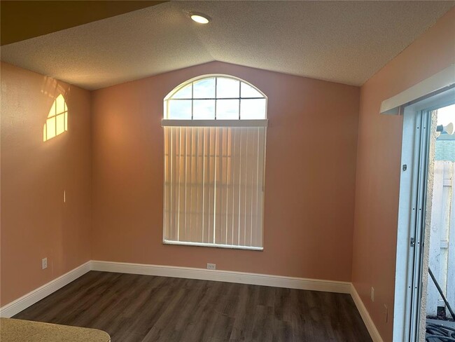 Foto del edificio - 2338 Harbor Town Dr