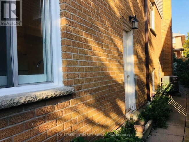 Photo du bâtiment - 4145-4145 Quaker Hill Dr