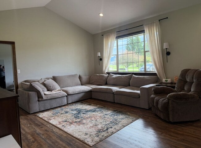 Building Photo - Spacious Home, Large Lot, Great Location