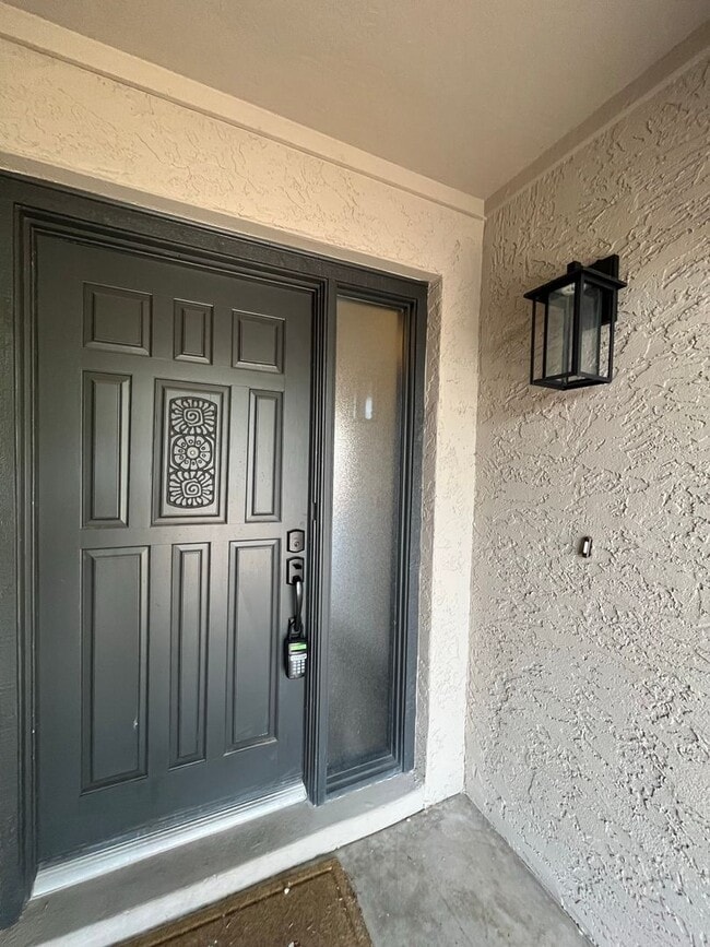 Building Photo - 3 Bedroom Home Near W Elliot Rd and N. Alm...