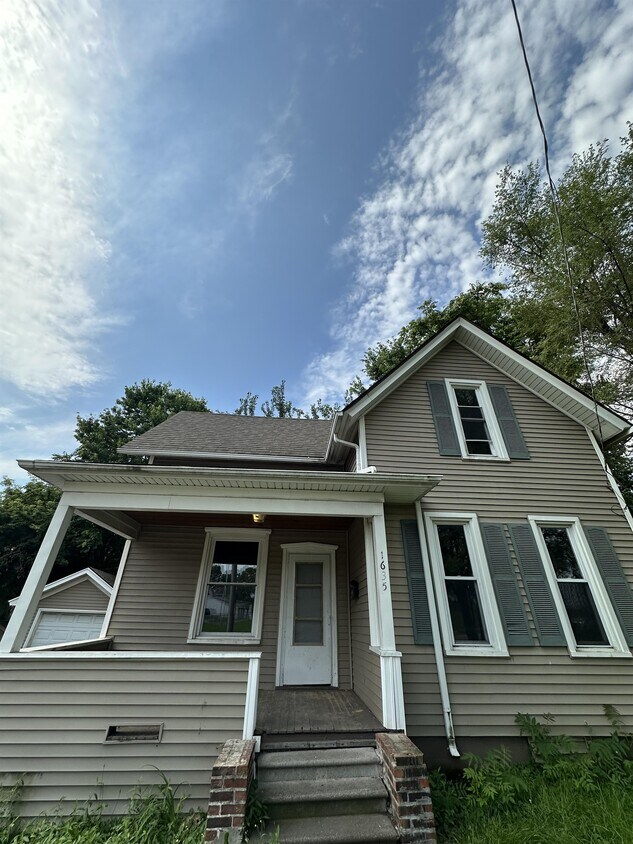 Primary Photo - 1635 Charles St