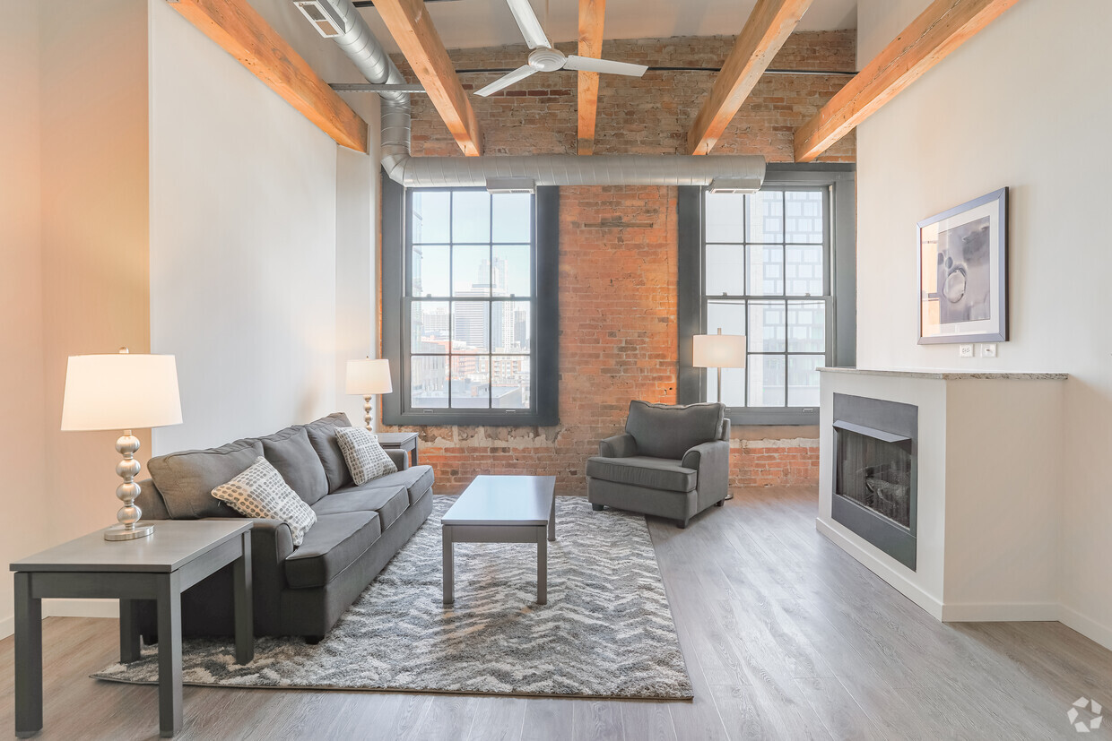 Sala de estar con chimenea - Lake Street Lofts