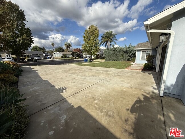 Building Photo - 20224 Kinzie St