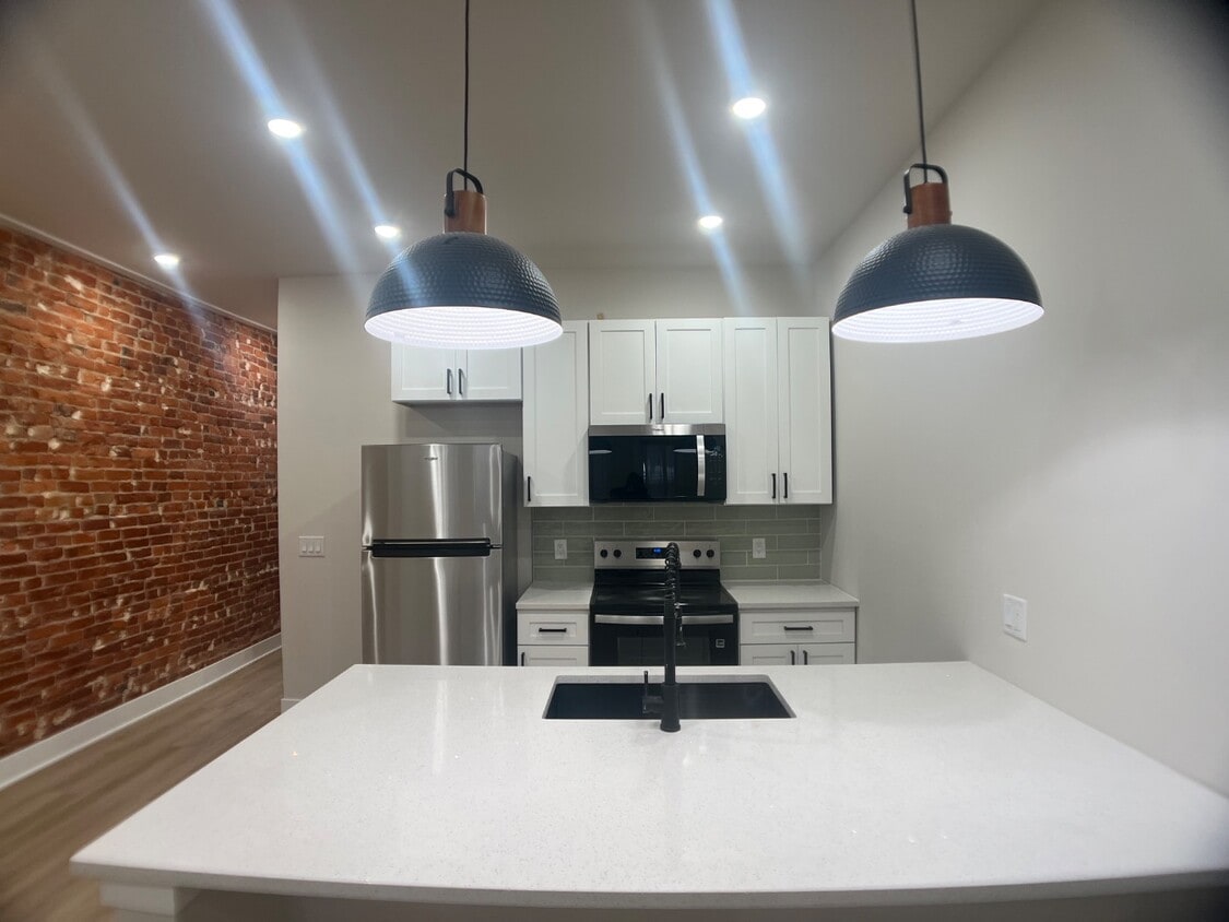 Photo - 121 W Sharpnack St - 1