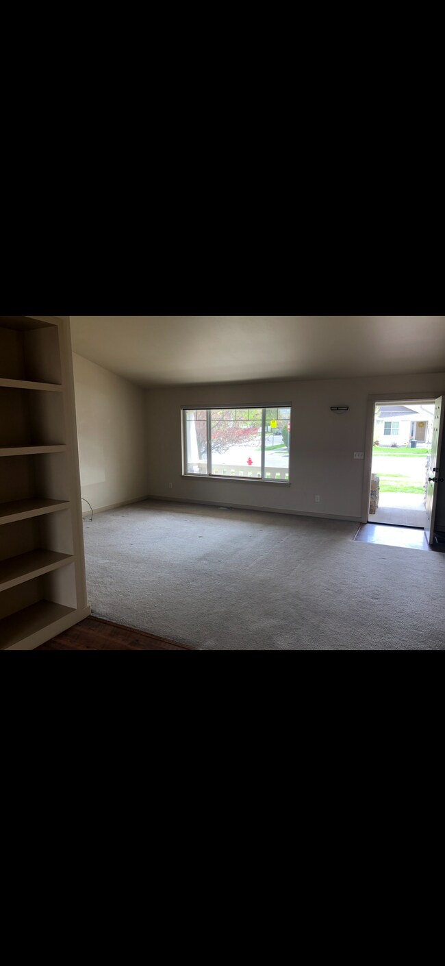 Building Photo - 2703 Daisy Dr