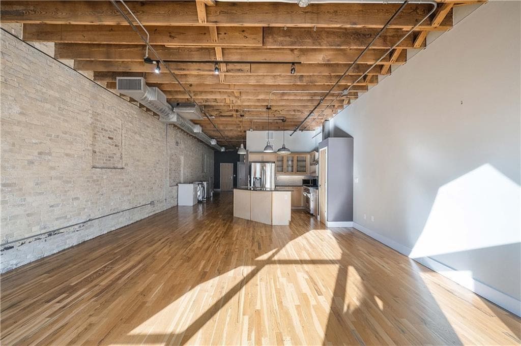 Primary Photo - 411 Brazos St