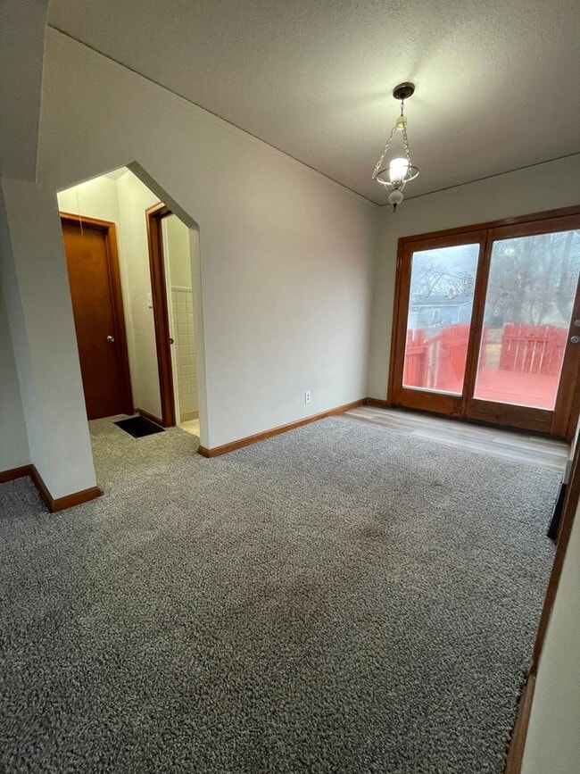 Building Photo - 2 Bedroom 1 bath Home