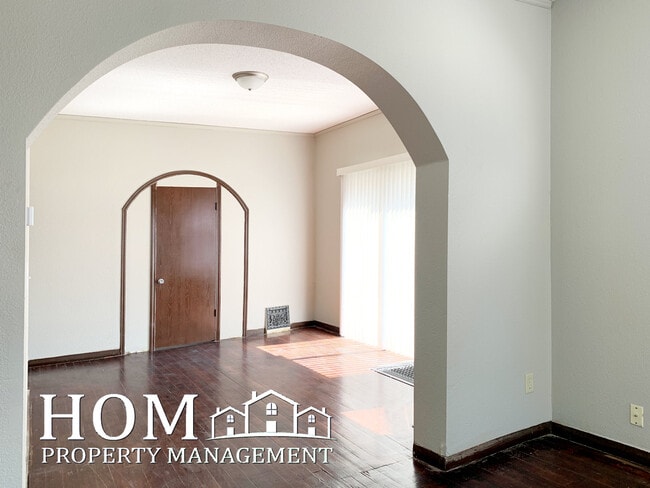 Building Photo - 127 Center St