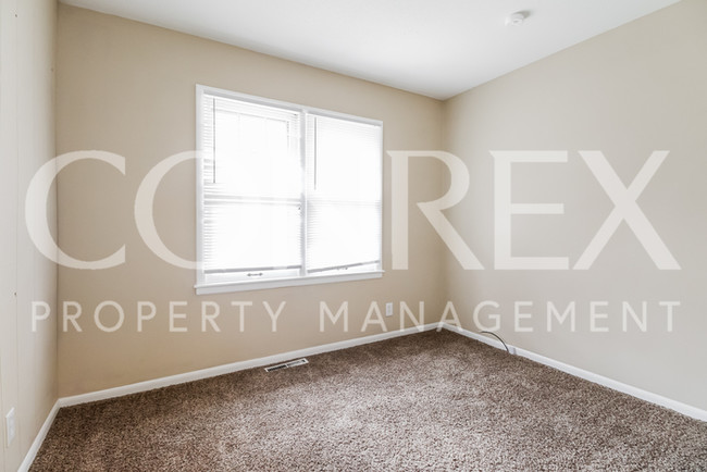 Building Photo - 3 bdrm, 2 bath split level!