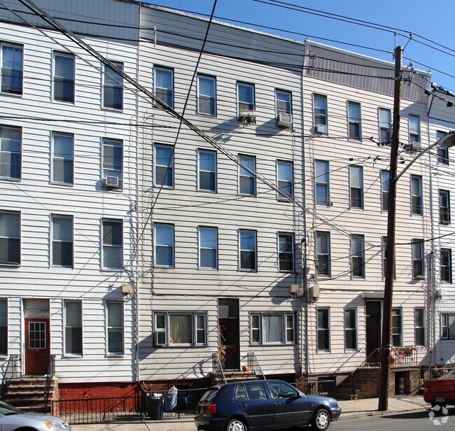 Building Photo - 325 Grand St
