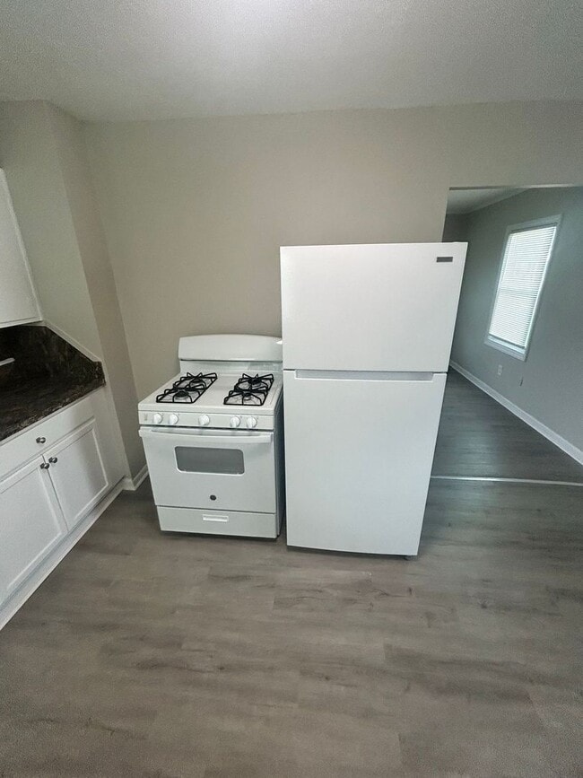 Building Photo - 2 Bedroom 1 Bath Just Renovated with New Appliances