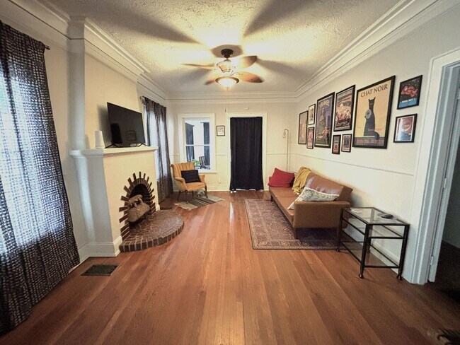 Foto del edificio - CHARMING FURNISHED BROADMOOR HOME