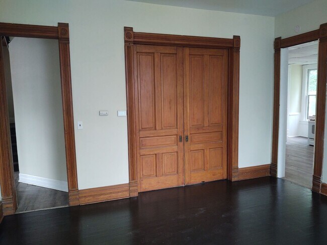 Building Photo - Very Large 4 Bedroom 2 Bath House