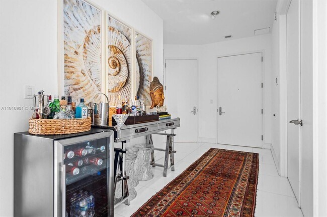 Foto del edificio - 15811 Collins Ave