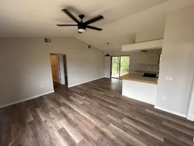 Building Photo - 2/2/1 PET FRIENDLY