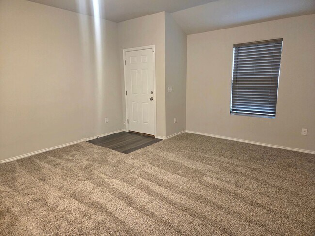 Foto del edificio - AVAILABLE NOW! $250 OFF 1ST FULL MONTH - Charming Home in Yukon School District | Redstone Ranch