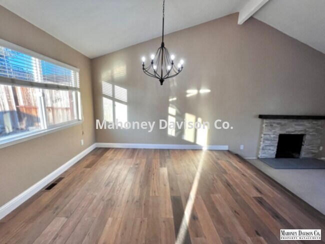 Building Photo - 3 Bedroom / 2.5 Bath East Petaluma home wi...