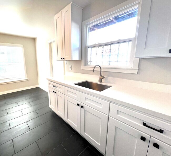 Building Photo - 1606 Kains Ave